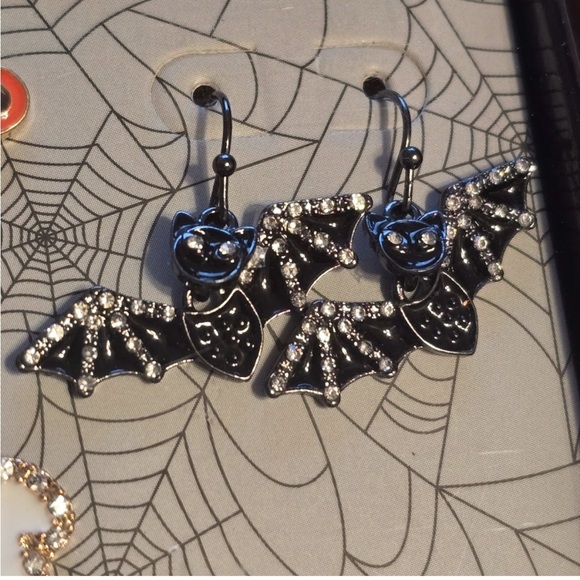 BNIB Quo Set of 3 Earrings Halloween Boo, Bats Ghosts Rhinestones w Giftbox Goth - Picture 4 of 7